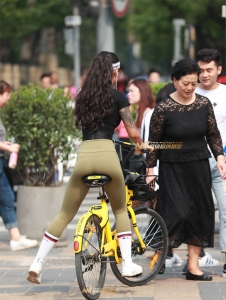骑车就能摆脱我的镜头吗 紧身瑜伽裤翘Tun美女逛街套图