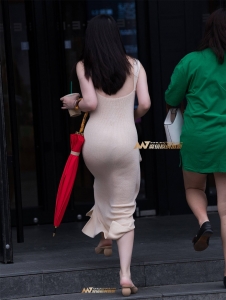 韵味十足、弥久醇香，身材丰满的包裙长裙美女