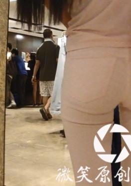 63336逛街买衣服的粉色紧身裤长腿女孩视频