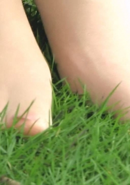 73402-73404小树林换袜子的大长腿美女视频