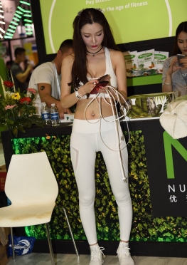 来套紧身瑜伽裤长腿美女