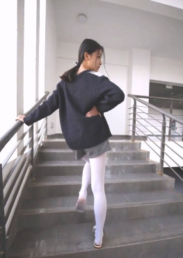 75655-75659在妹校和走廊上休息的白丝足大长腿美女视频