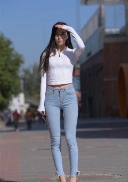 71407闲逛的紧身牛仔裤长腿美女视频