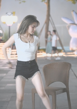 63121-63122-63123-63124在路边跳椅子舞的短裤长腿女孩视频