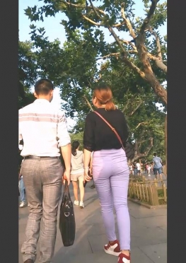 65360魔镜街拍第一站紧身裤长腿美女视频