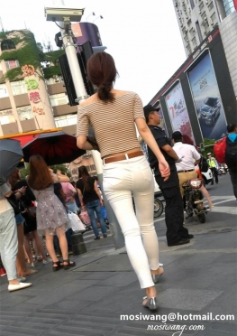 4K超清！白裤与蓝牛哪个美？紧身裤美女图