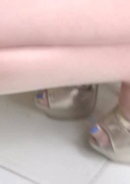 70988-70990在楼梯间换白色紧身裤的长腿小姐姐视频