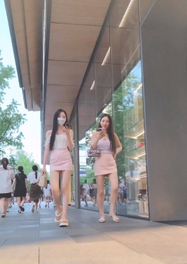 69347逛商场的超短包裙大长腿女孩子视频