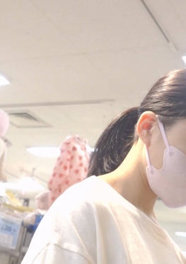 68397戴着口罩喜欢蹲着买东西的短裙小姐姐小姐姐视频