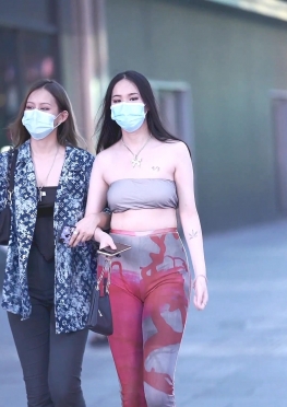 63562魔镜街拍美术馆身材丰满的紧身裤女孩视频