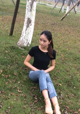 72866-72867躺在草坪上的紧身牛仔裤长腿美女同学视频