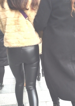 63221魔镜街拍美术馆黑色紧身皮裤长腿女孩视频