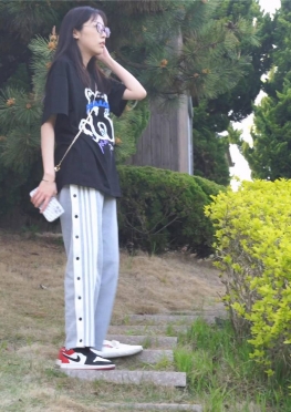 69028在公园里瞎逛的棉袜小姐姐视频