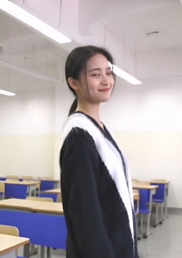 75712-75714在教室里走来走去的白丝长腿美女同妹视频