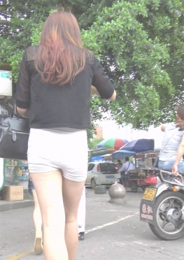 66275-66276街拍逛街买东西的白色紧身热裤短裤长腿女孩视频