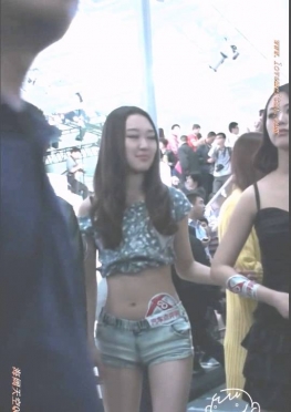 66110魔镜街拍第一站超短紧身牛仔热裤大长腿极品美女模特...