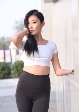76028爱逛街的黑色紧身瑜伽裤长腿美女视频