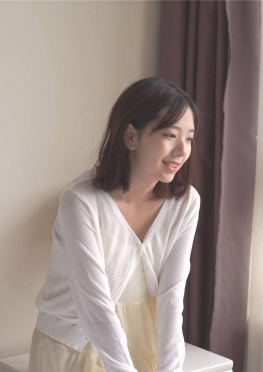 68994躺在屋里玩手机的白丝足大长腿学妹小姐姐视频