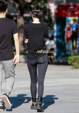 很可爱，身材还很棒的黑色紧身裤长腿小姐姐