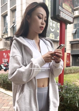 76114逛街的灰色紧身裤长腿美女视频