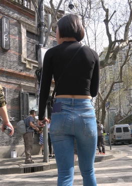 75044-75045逛街的蓝色紧身牛仔裤长腿美女视频