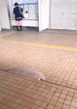 68230下班回家坐在对面的短裙长腿小姐姐视频