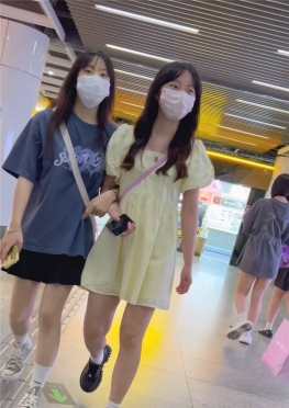 68638两位戴着口罩逛街的短裙长腿小姐姐视频