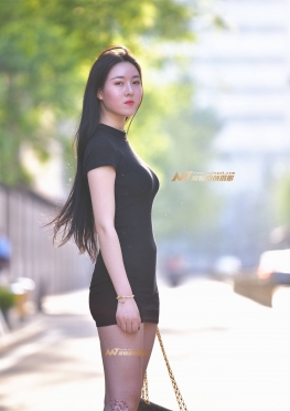 街拍紧身丰满包臀裙大长腿美女图片