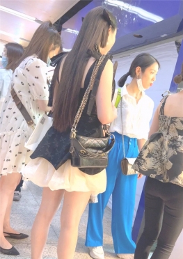 68449和闺蜜逛街吃东西的短裙长腿小姐姐视频