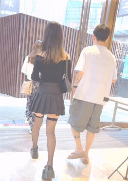 68624和闺蜜逛街的jk短裙黑丝长腿女孩视频