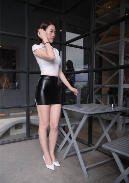 74728休息的紧身皮短裙大长腿美足极品美女视频