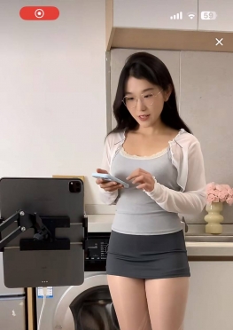 75531浴衣机前的短裙肉丝足大长腿美女视频