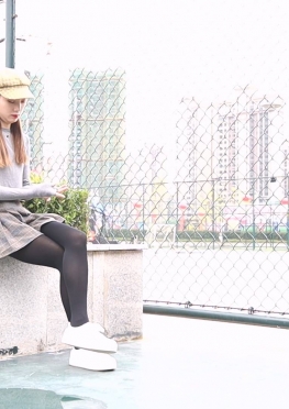 71865篮球场旁边换袜子的黑丝足长腿美女同学视频