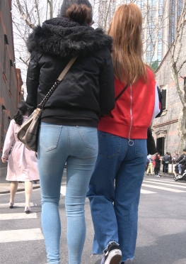 75046-75047逛街的蓝色紧身牛仔裤长腿美女视频