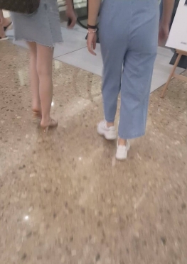 68104逛商场的牛仔短裙长腿女孩视频