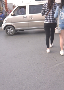 61215黑色紧身裤翘臀长腿美女视频