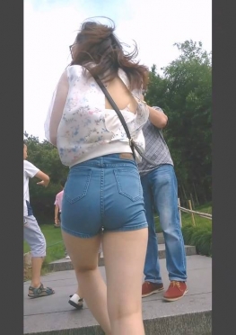 65403魔镜街拍第一站牛仔热裤紧致紧身短裤长腿美女视频