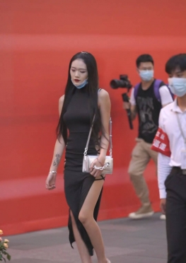 72590街拍戴口罩逛街的黑色开叉真空长裙长腿美女视频