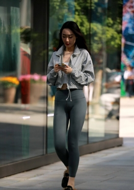 74845-74846逛街的灰色紧身瑜伽裤长腿美女视频
