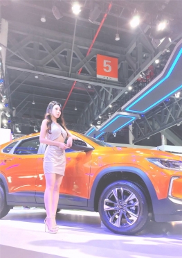 67965车展现场的超短裙大白腿美女视频