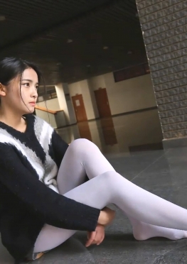 75676在妹校走廊坐着的白丝足大长腿极品美女同妹视频