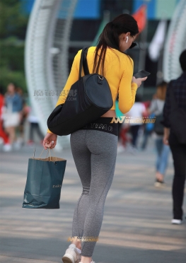 瑜伽裤，运动鞋，街拍逛街玩手机的紧身裤小姐姐