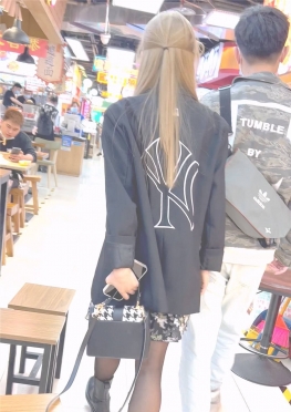 68602逛街笑嘻嘻的黑丝短裙女孩子视频