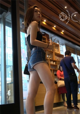 75103逛街的牛仔热裤长腿美女视频
