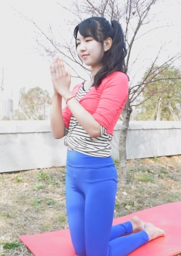 63369-63370-63371草坪上的紧身裤长腿女孩视频