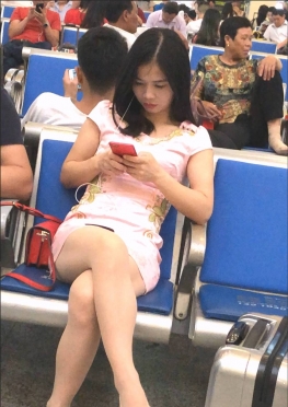 69694在车站坐着等车翘着二郎腿的短裙小姐姐视频