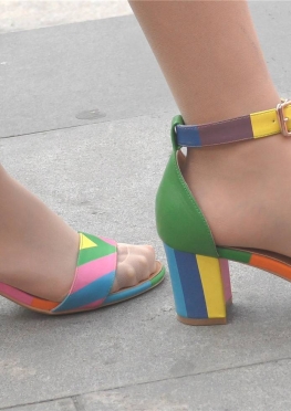 57891-57896等公交车的肉丝凉鞋大长腿美女视频