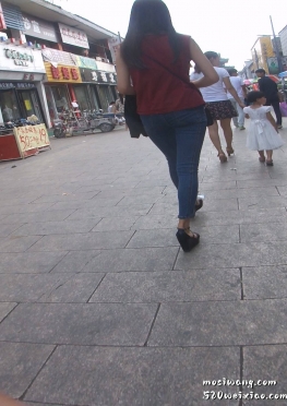 66244街拍第一站紧身牛仔裤长腿女孩视频