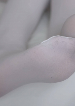 68208在家里变装压腿的肉丝足白丝长腿小姐姐视频