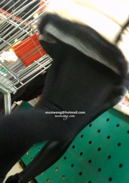 75864-75865逛超市的紧身黑色皮裤小姐姐视频